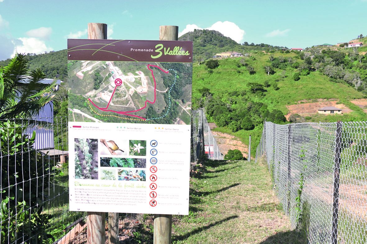 Occupé en son centre par une forêt sèche protégée,  le lotissement dispose d’une promenade aménagée.