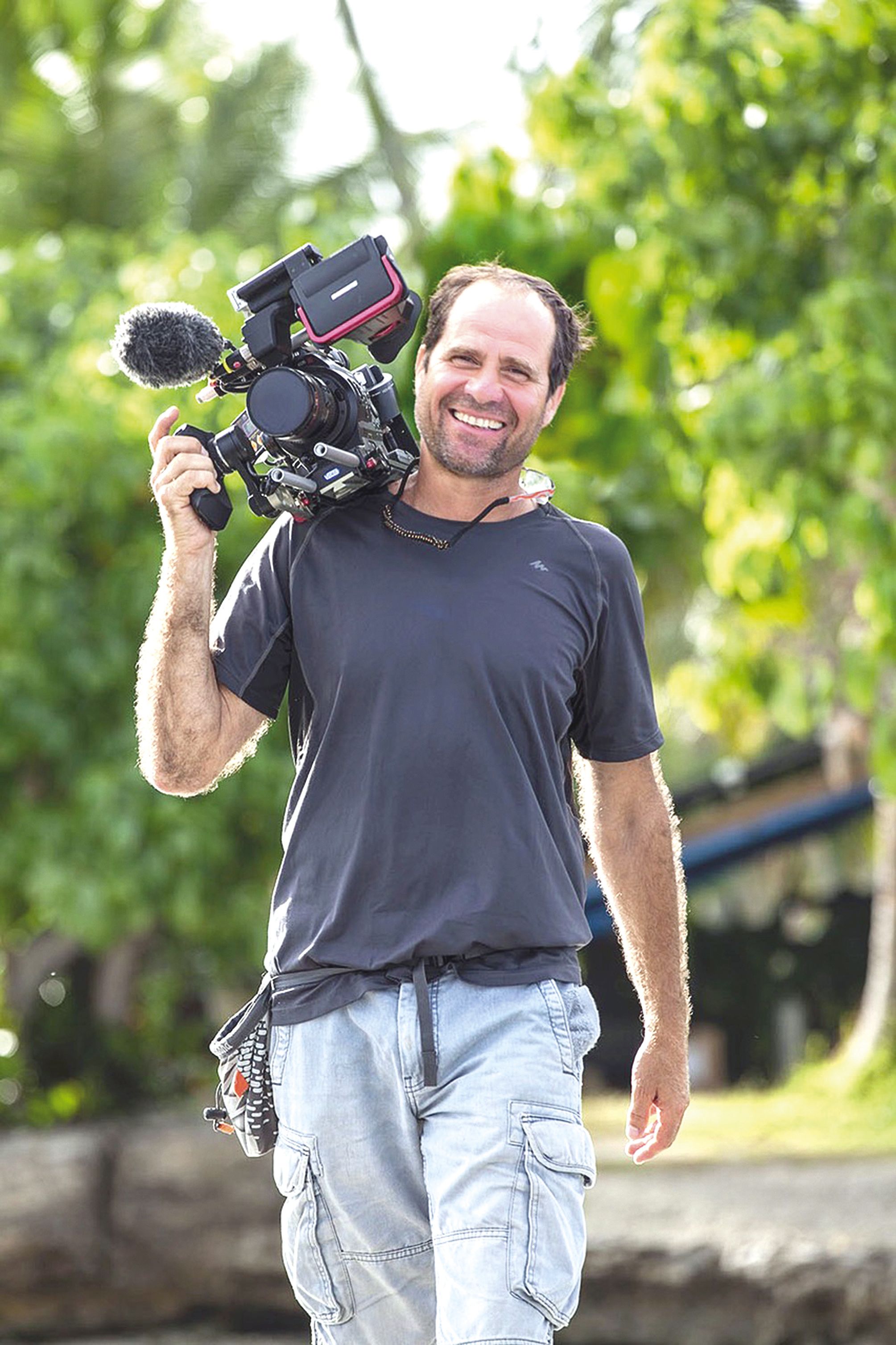 Gil Kebaïli, président d’honneur de la 9e édition du Festival de l’image sous-marine qui se déroule jusqu’à demain,a déjà tourné de nombreux films en Calédonie. Il n’a rien oublié d’un tournage à la tribu de Dokin, à Lifou. Photo DR
