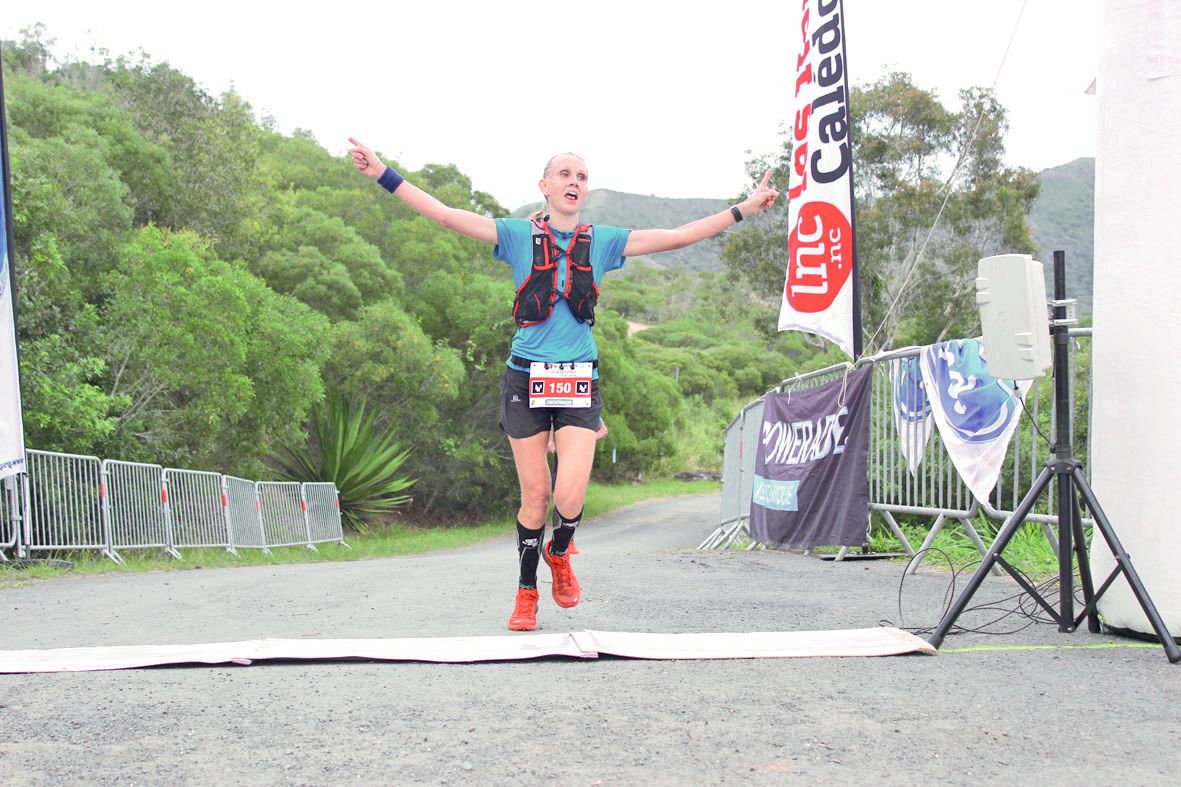 Elle a de quoi lever les bras. La traileuse Leslie Nowicki  a, chez les féminines, dominé la course de bout en bout. 