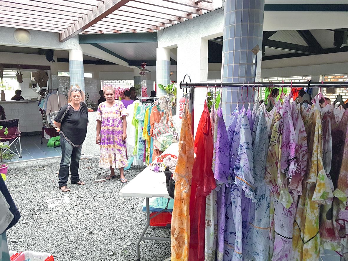 A Voh, environ 40 stands pour ce marché « spécial maman » dont ceux de Mado et d’Annie,  ici sur notre photo, qui tenaient chacune un stand de robes mission.