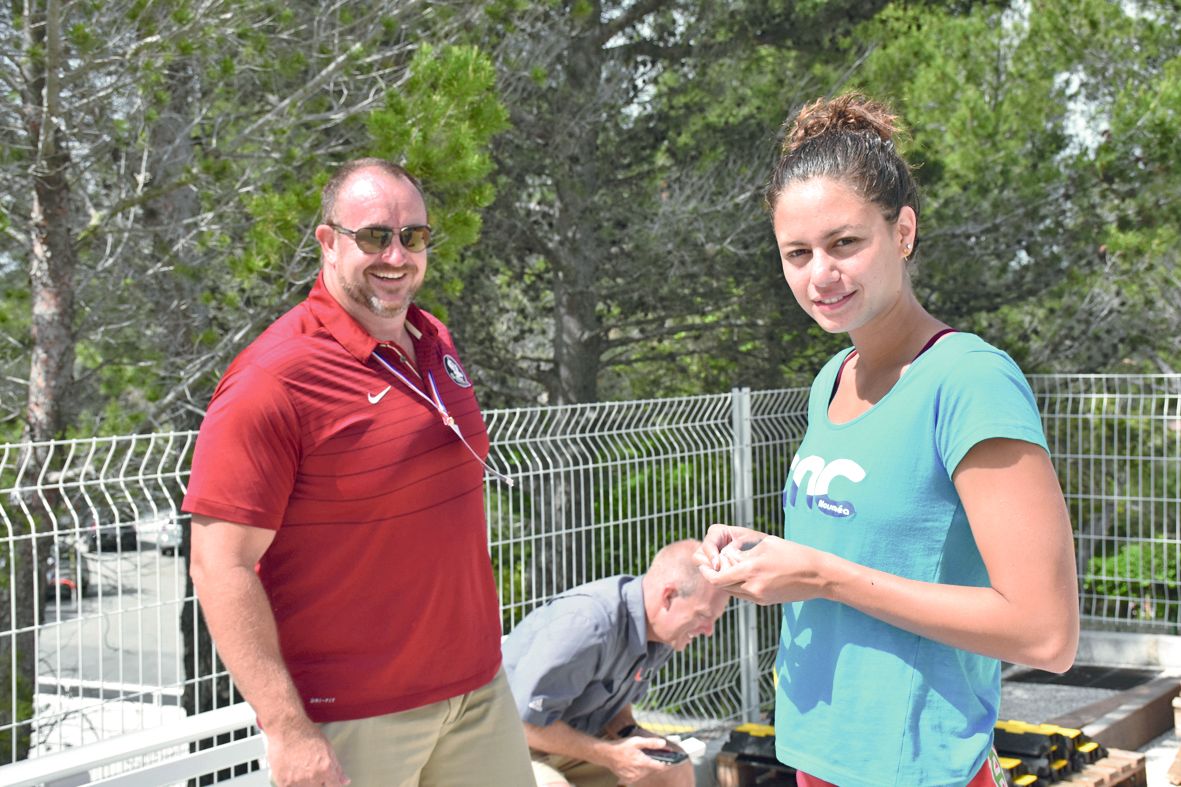Après une année à nager en yards, l\'étudiante de Florida State Emma Terebo (ici avec son coach Neal Studd) a fait son retour dans les bassins français. Après une entrée en compétition compliquée sur 50 m nage libre, Emma s\'est libérée sur 100 m dos.