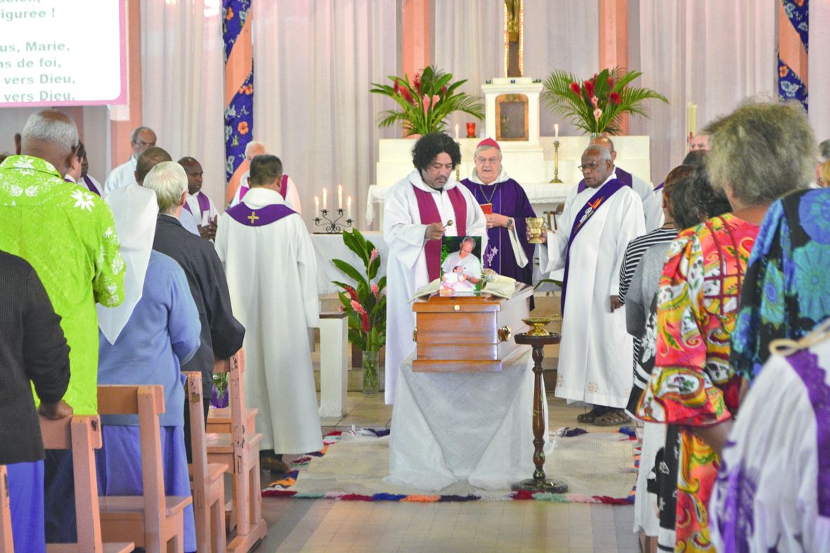 Monseigneur Michel Calvet, entouré de prêtres et de frères maristes, était présent à Bourail pour célébrer la messe. Un peu plus de deux cents personnes ont participé à cette cérémonie, dans la plus grande simplicité. Autour du cercueil du père François, 