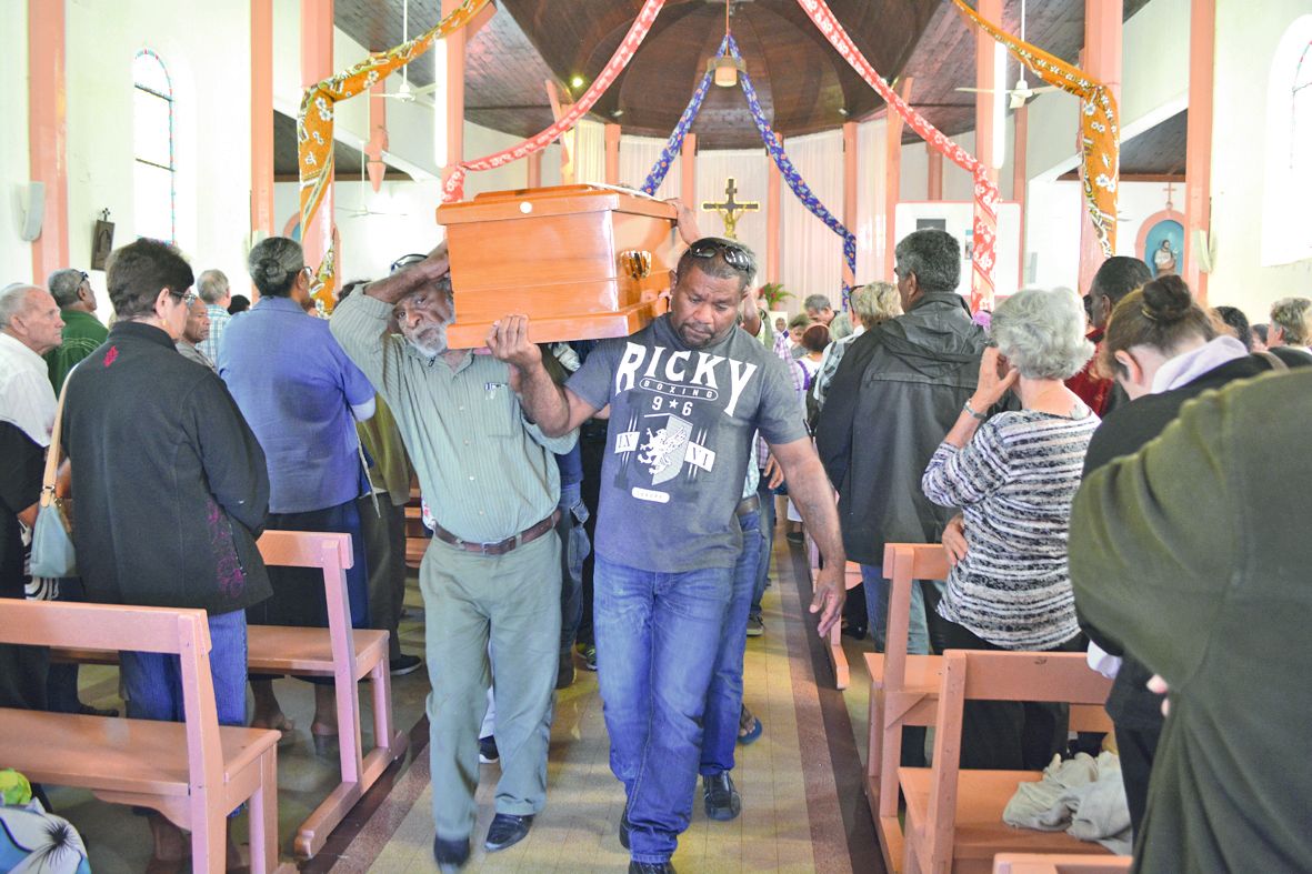 La messe achevée, les paroissiens bouraillais ont tenu à porter eux-mêmes le cercueil de leur défunt curé, qu’ils appréciaient beaucoup. Un dernier geste pour lui dire au revoir.