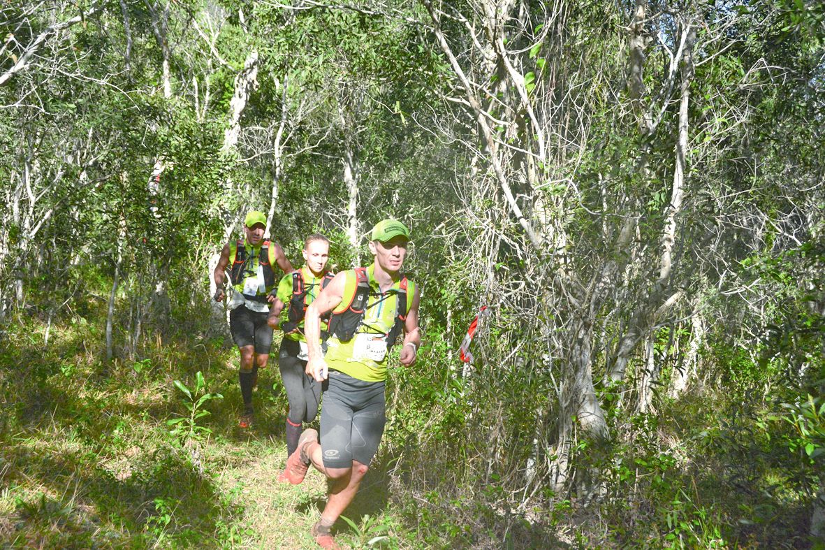 De gauche à droite, Oswald Cochereau, Leslie Nowicki et Ludovic Lanceleur. Ils avaient remporté la Transcal 2016 ensemble, à Poya.Photo Archives LNC Sport