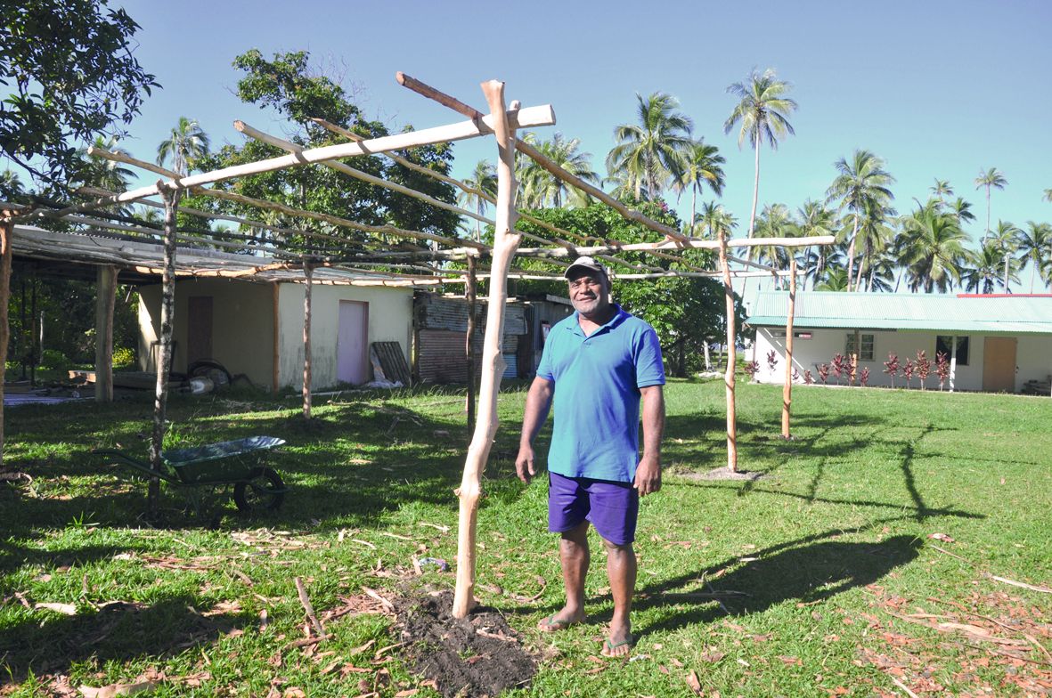 Henry Waheo devant le « dece » qui accueillera  les ignames dont la construction a  commencé hier.