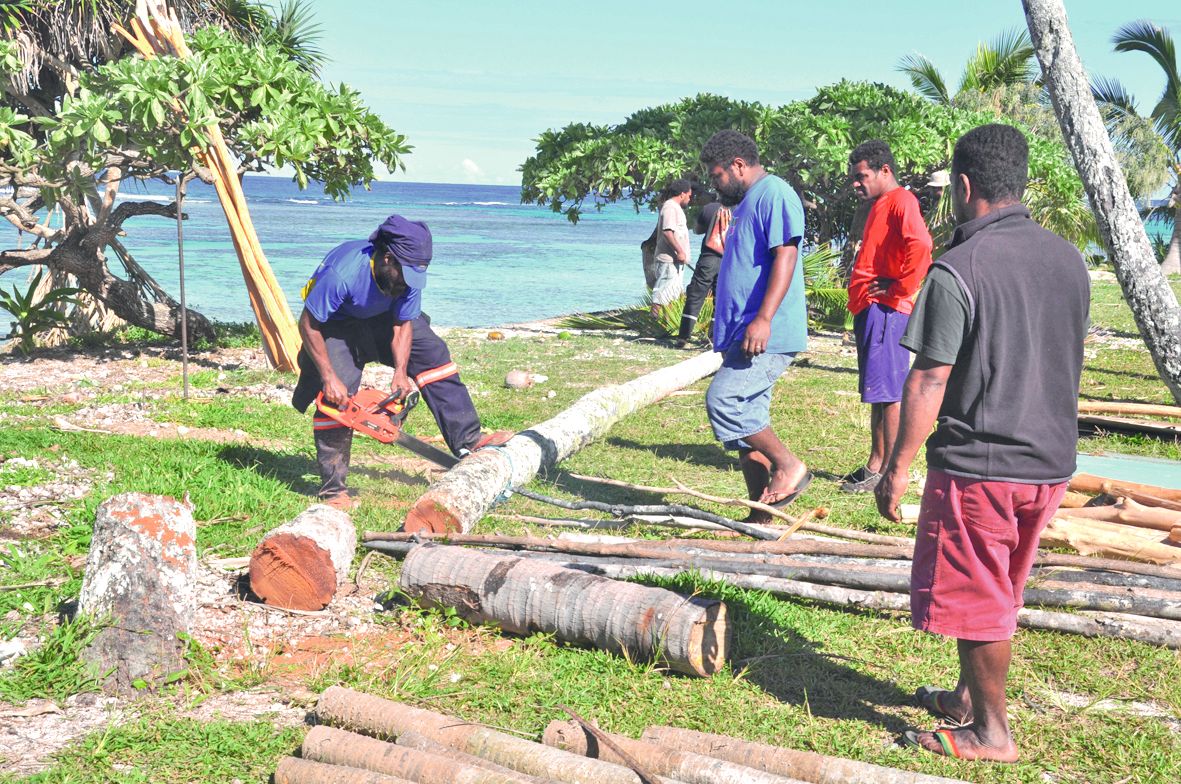 Les jeunes et le grand chef (en rouge) s’activent pour construire le prolongement de la cuisine, sous la supervision technique de Pa Wassaum.