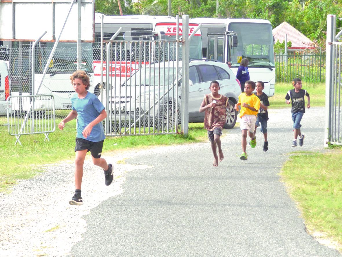 Les élèves des classes de CM2 des écoles primaire de Luecila et de l’école pilote de Hnassé ont aussi participé.