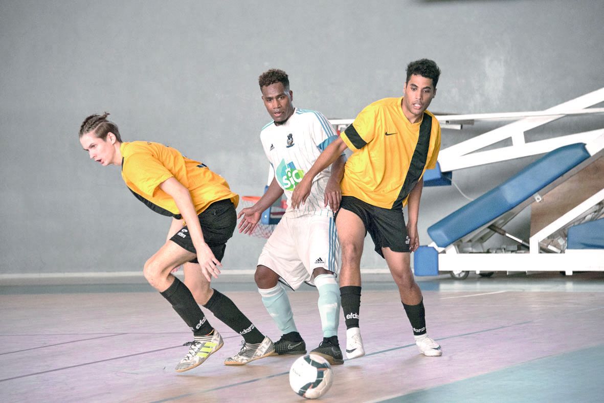 Deuxième au classement de la Super Ligue de futsal, l’UNC (en jaune) tentera  de grimper en tête en battant le leader actuel, l’ASPTT, aujourd’hui. Photo Julien Cinier