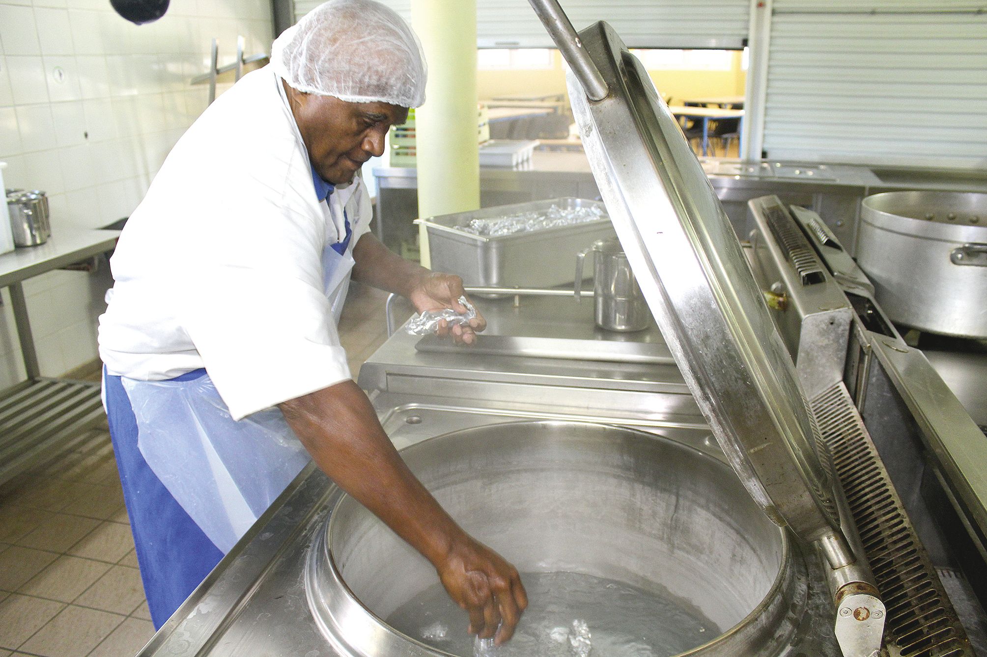 Daniel a emballé le plat d’entrée dans des feuilles de bananier, puis dans du papier aluminium. Les cuisiniers pensent déjà à la prochaine édition où ils travailleront sur le plat principal.