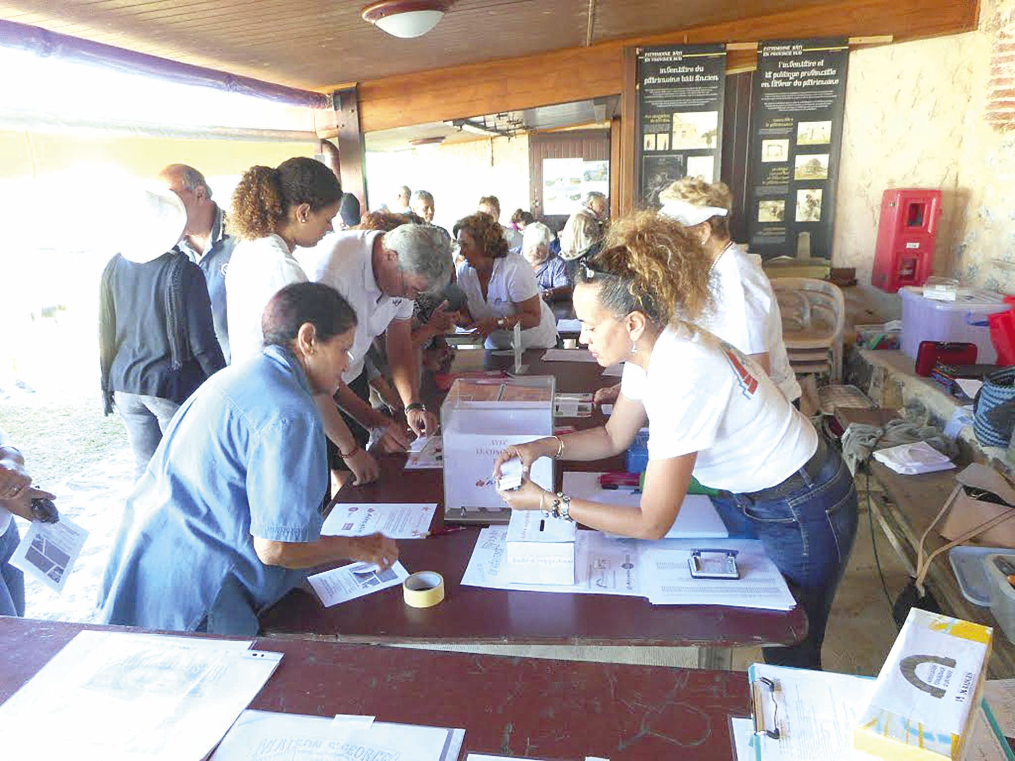 Un stand était réservé aux inscriptions permettant d’obtenir des informations sur les familles et les arbres généalogiques pour aider à la défense et à la valorisation du patrimoine calédonien.