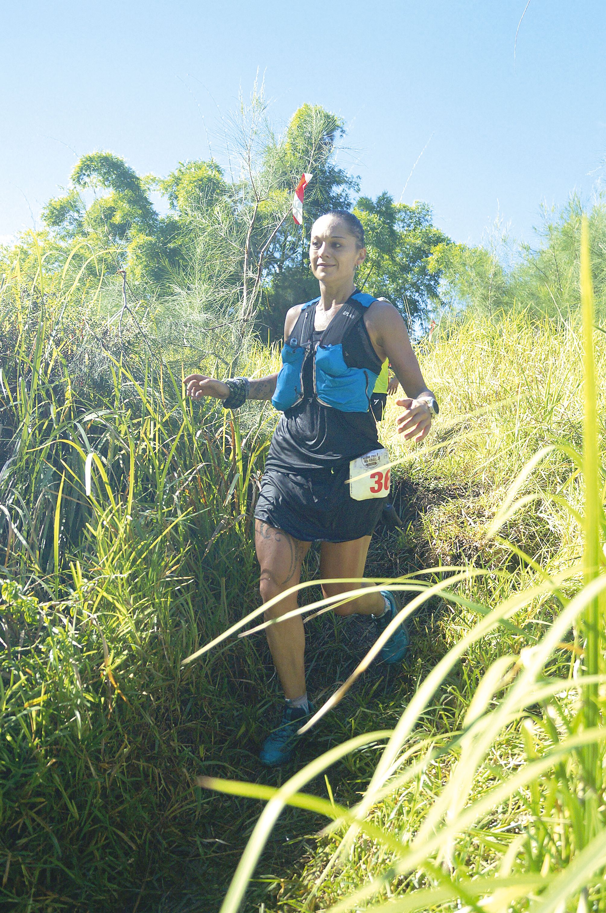 En 2 heures 25 minutes, Angélique Plaire surclasse ses concurrentes sur le grand raid. Jamais inquiétée, elle termine avec plus de cinq minutes d’avance sur Marie-Cécile Cavell. Première à Touho le mois dernier, Anne Kihm arrive troisième.