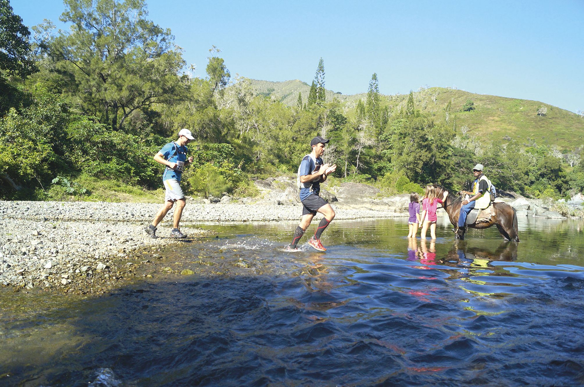 Ce sont les hommes de la tribu qui ont balisé le sentier emprunté par les coureurs pour tracer le parcours et le rendre propre et praticable. Ils étaient également présents, notamment à cheval, pour renforcer la sécurité.