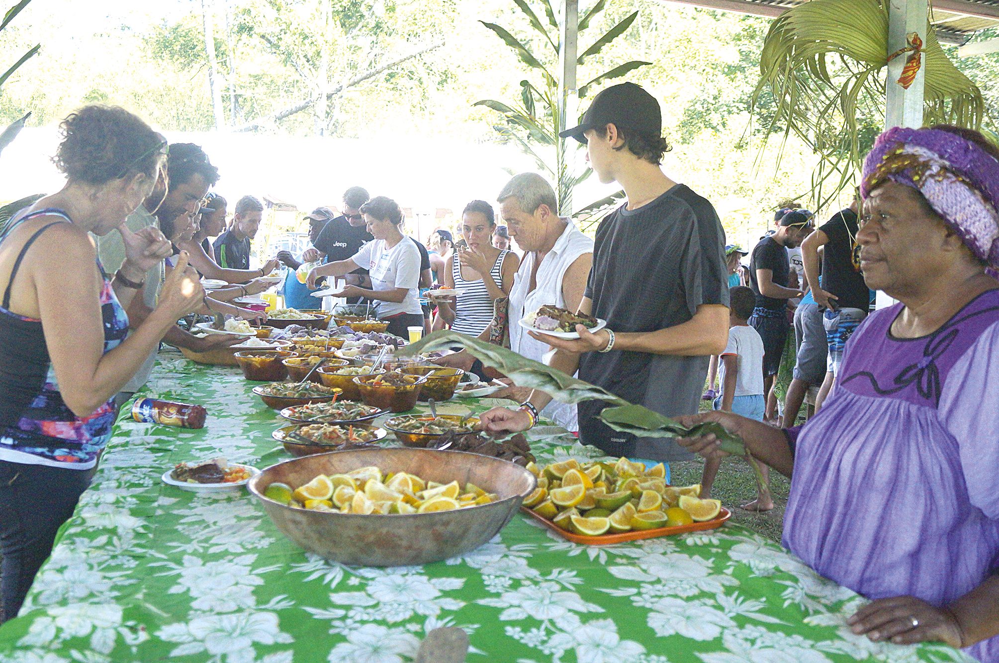 Après la course, comme il est de tradition, les coureurs se sont regroupés autour d’un bon repas préparé par les mamans de la tribu de Méchin. Salades de papaye et de chou, bami, viandes, brioches maison et fruits étaient au menu.