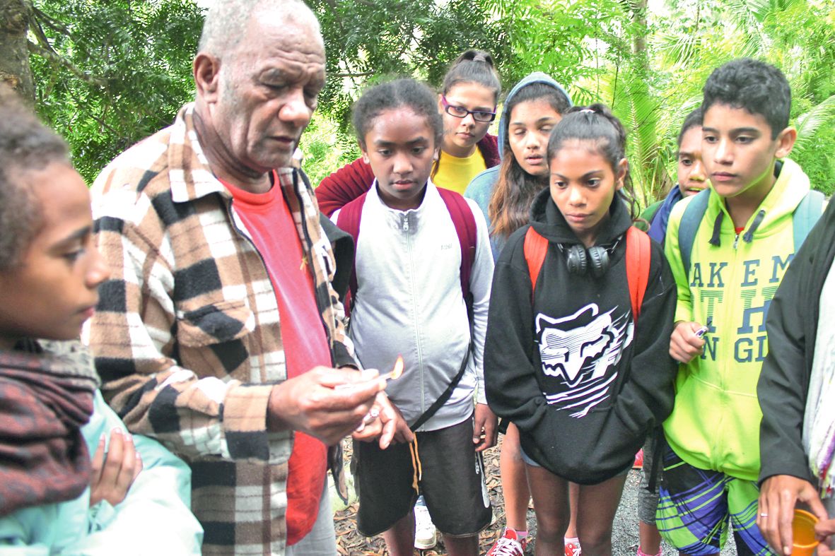 Guidés par Edouard, un des premiers guides touristiques formés dans le pays, les élèves ont pu visiter à pied la tribu, son immense maison commune, l’école, et surtout la chefferie.