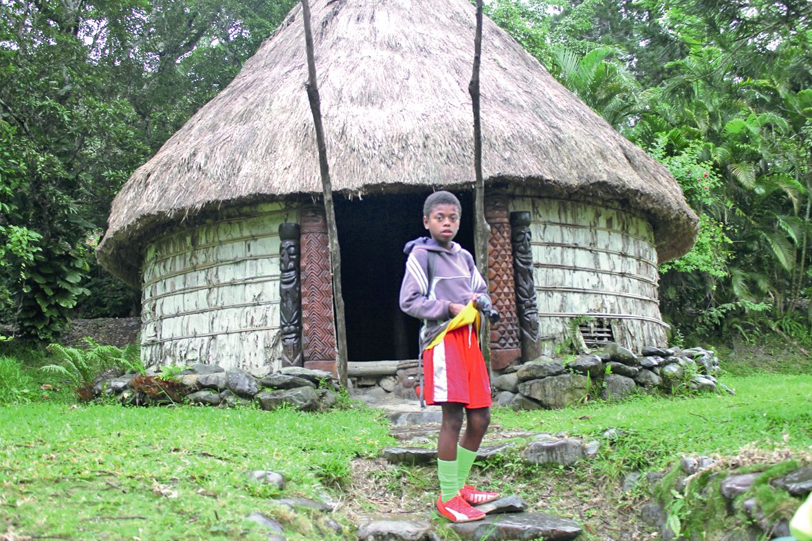 Bien que les filles n’aient toujours pas le droit d’y entrer, les garçons du groupe, comme Warrick, ont pris beaucoup de plaisir à visiter la case traditionnelle de la chefferie.