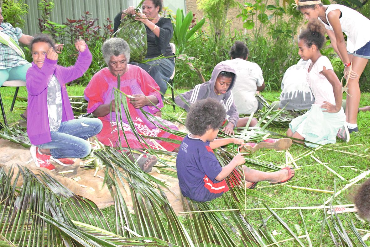 Les Bouraillais ont pu s’adonner à diverses activités traditionnelles, telles que le tressage ou la préparation des bougnas. Une occasion d’échanger et de partager avec les mamies et les papis.