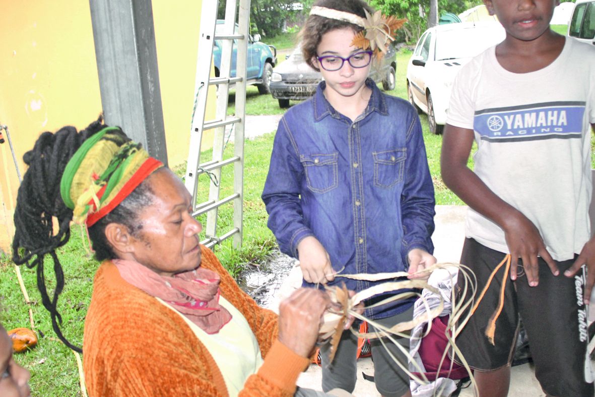 A l’image d’Ismaël ou encore de Sabrina (notre photo), certains élèves se sont découvert des talents de tresseur de feuilles de palmier ou encore de tiges de pandanus.