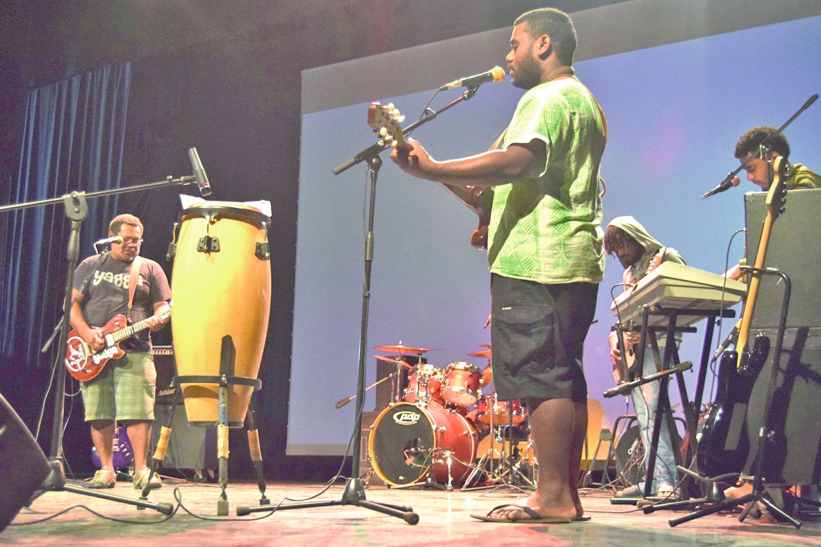 De 15 à 17 heures, le tremplin a accueilli les Rosey boy (photo), du lycée Anova, avec Stanley Moueaou, les artistes du quartier de Gadji, et les groupes Fatima foou et Mélodie des îles.
