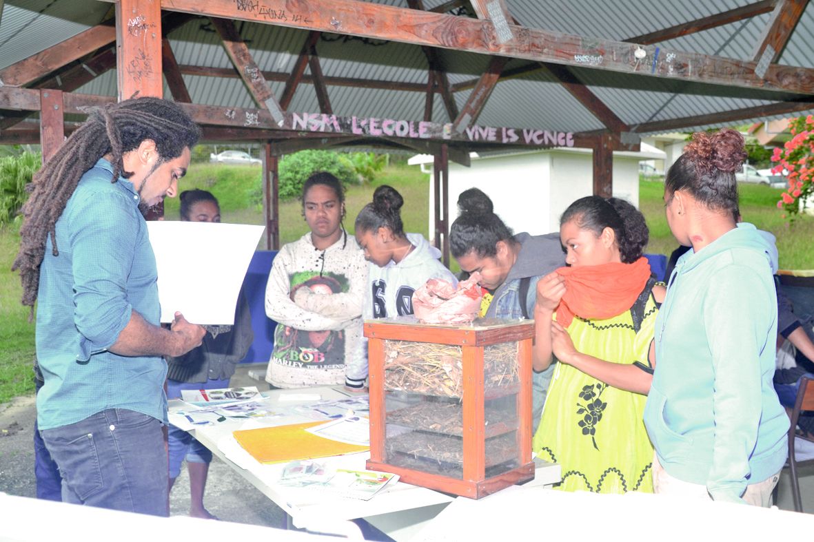 Yoan, animateur éducateur environnement, a délivré quelques conseils pour faire son compost, mais a aussi attiré l’attention de son public sur le fait de valoriser également certains déchets ménagers.