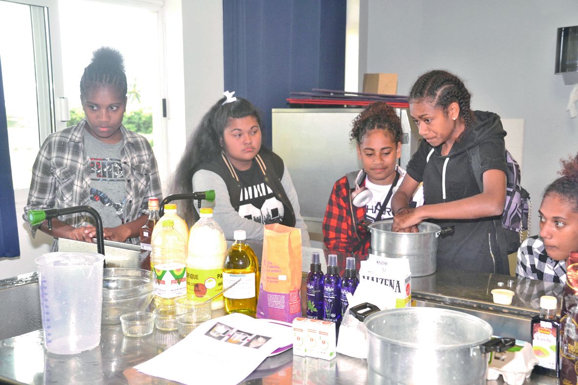 Cire d’abeille en pépites, huile de coco vierge… dans le domaine du bien-être, les élèves en première Gestion administration ont créé une crème hydratante à base de produits naturels, et un déodorant bio également.