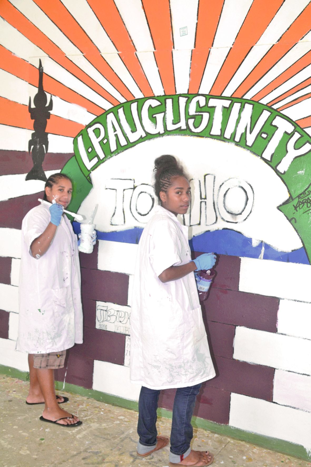 Atelier peinture pour Stéphanie et Brenda qui s’appliquent à redonner une seconde jeunesse à cette réalisation laissée par d’anciens élèves.