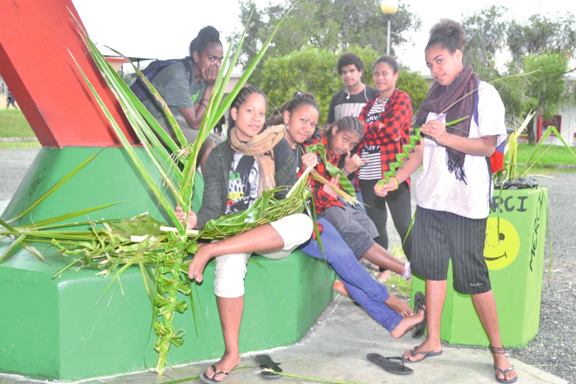 L\'atelier tressage est « une façon de sortir [les élèves] tout en étant à l’intérieur », signale un professeur. Un moment d’évasion pour ces lycéens à travers des gestes familiers  et des réalisations qui, pour certaines, iront décorer  le restaurant d’a
