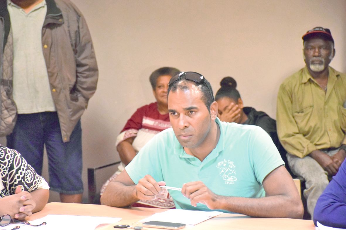 Charles Kawa, premier adjoint.