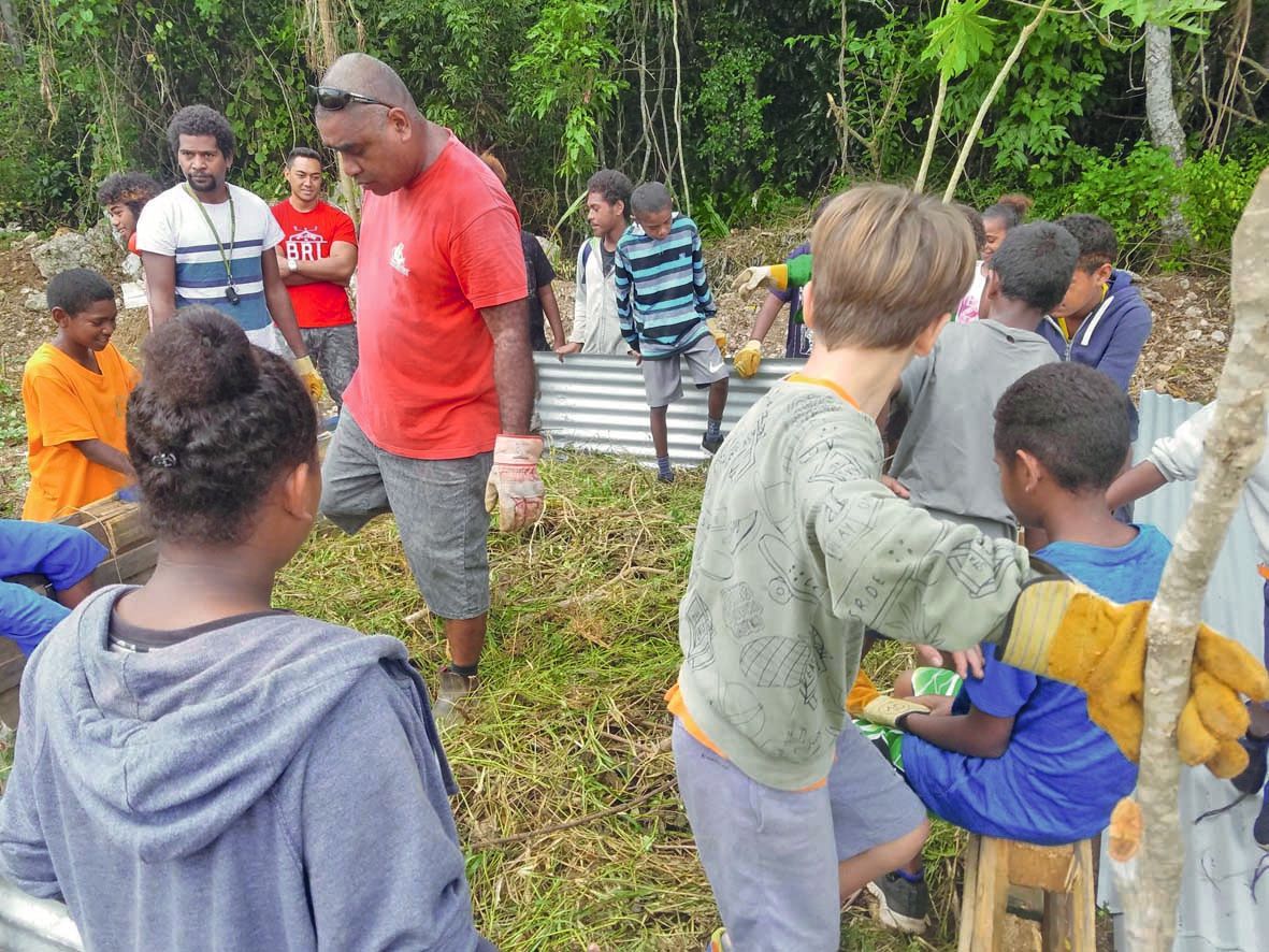 Mercredi, les élèves sont passés à la pratique en créant  un compost derrière le réfectoire.
