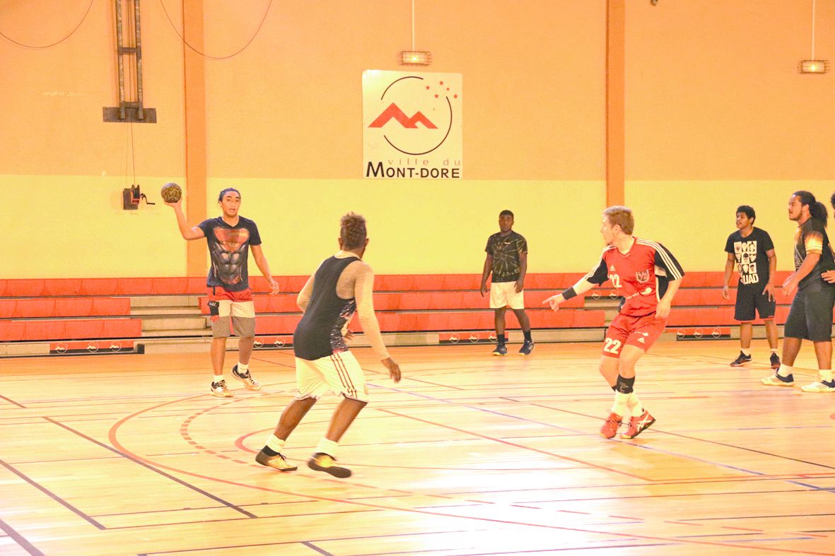 Les U18 calédoniens, ici lors d’un dernier entraînement, participent à leur première grande compétition. Photo AL