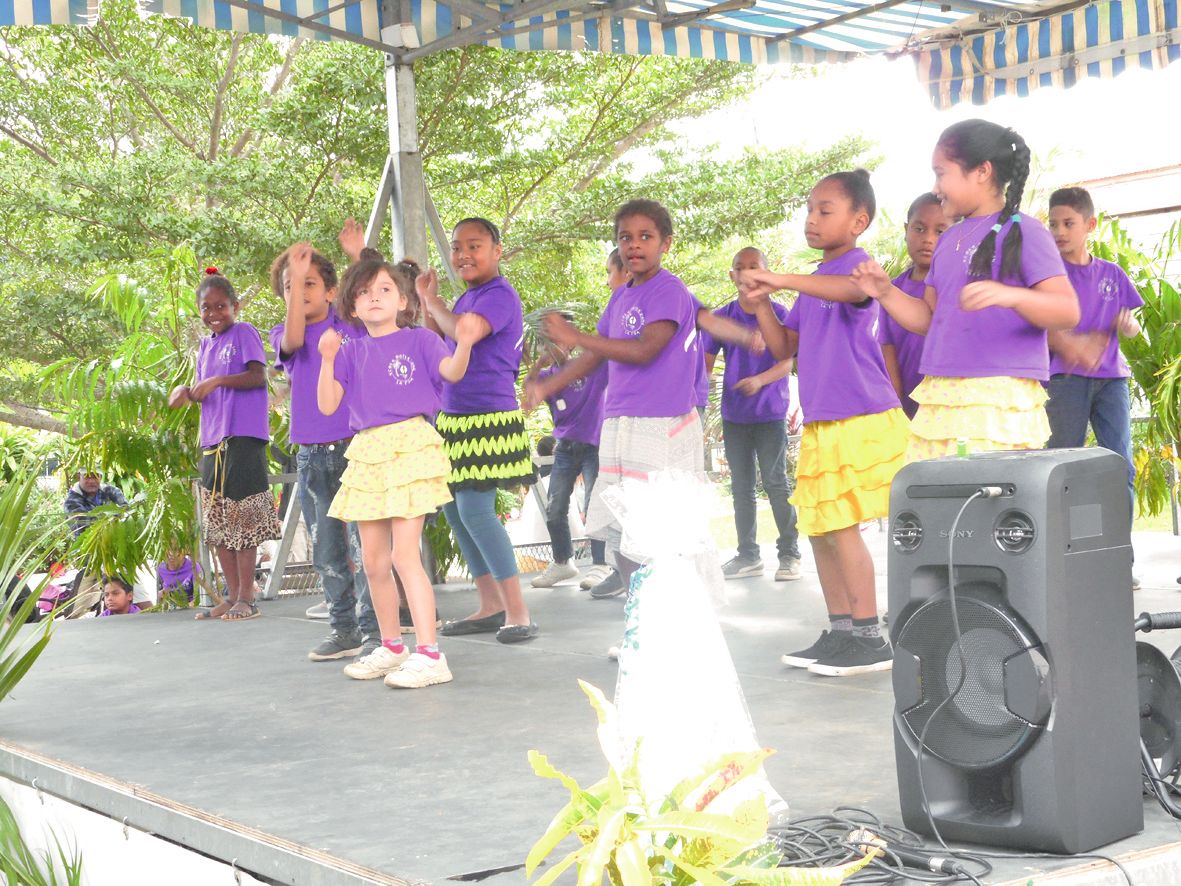 Dans la grande cour de l’école, le podium municipal a été installé afin que les enfants puissent envoyer un petit message à leurs parents avec des danses, des mimes, des poèmes ou des chansons. Toutes les manières étaient bonnes pour dire : « On vous aime