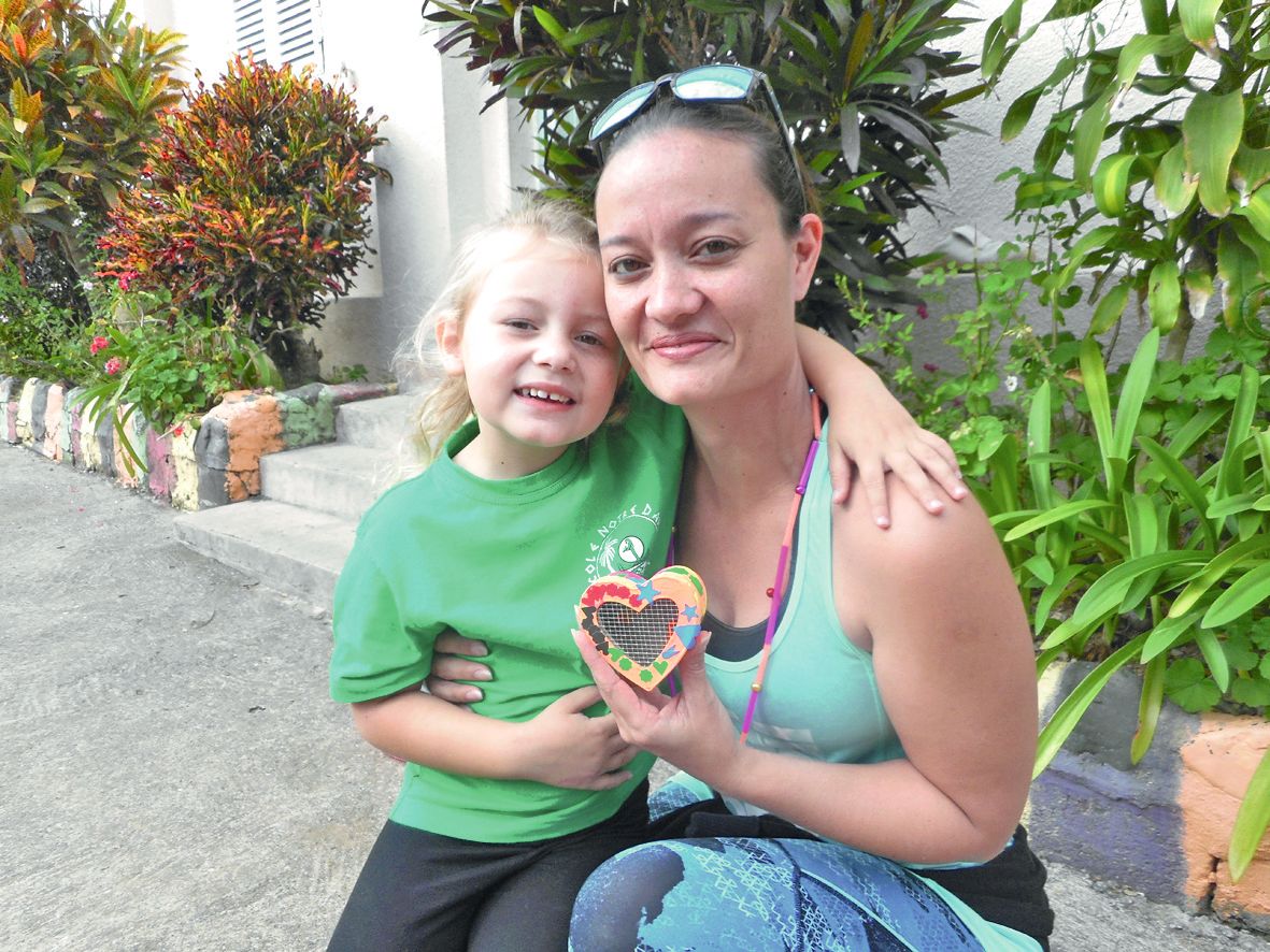 A l’issue du spectacle, les écoliers ont offert des cadeaux qu’ils ont confectionnés eux-mêmes en classe. Comme Erynn, à sa maman Vanessa, très émue par ce geste.