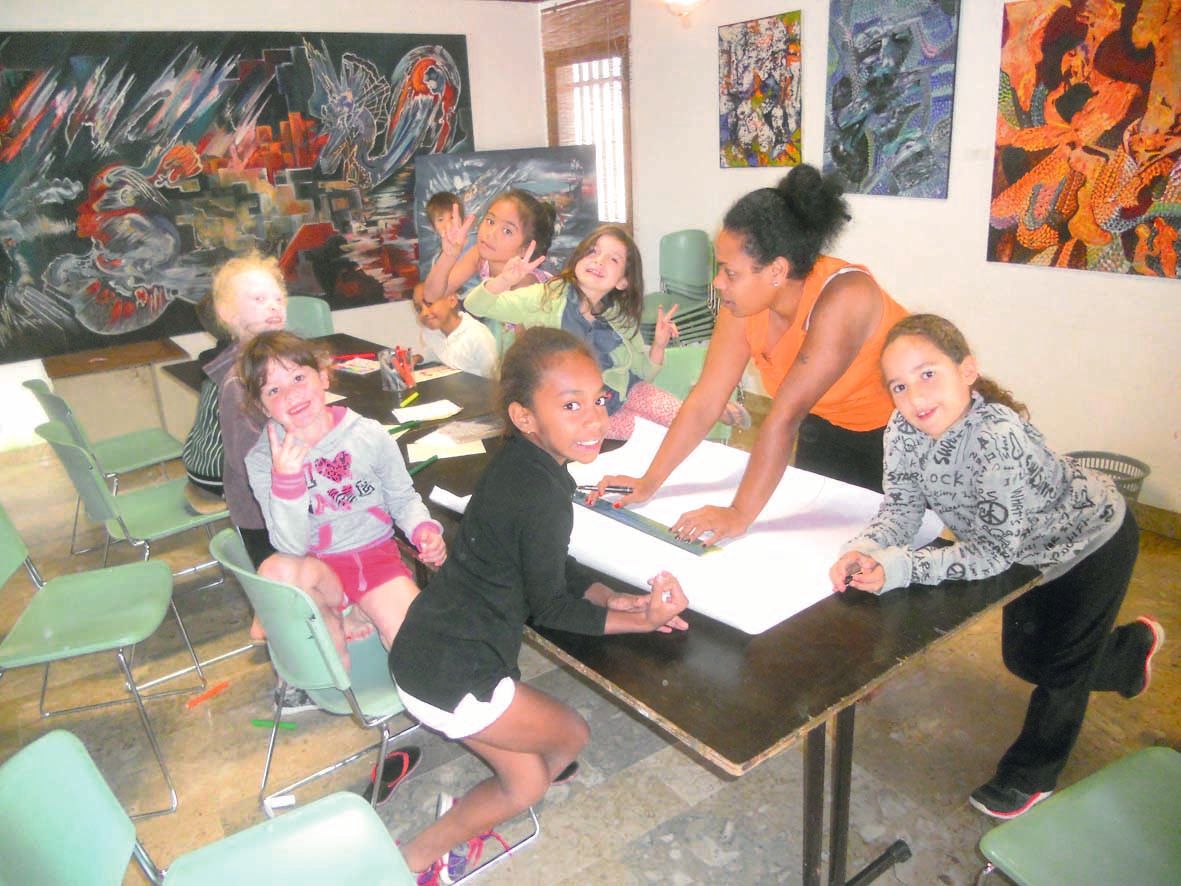 Les enfants préparent des affiches d’exposition sur le thème.