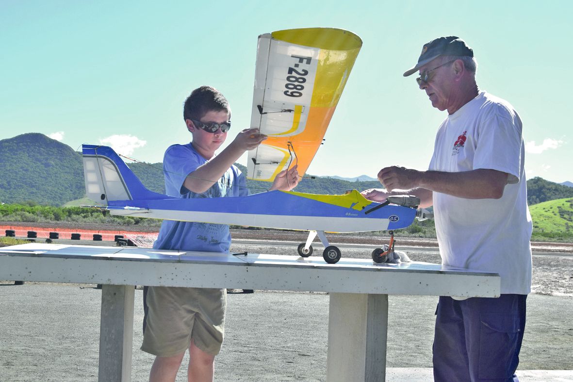 En plus du pilotage, les jeunes apprennent à entretenir et à ranger des avions pouvant atteindre de fortes sommes.