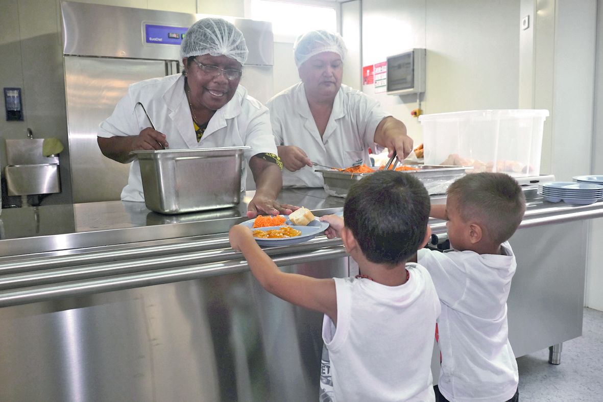Le conseil municipal a acté des chantiers dans dix-huit cantines d’écoles pour les passer en liaison froide. Archives LNC