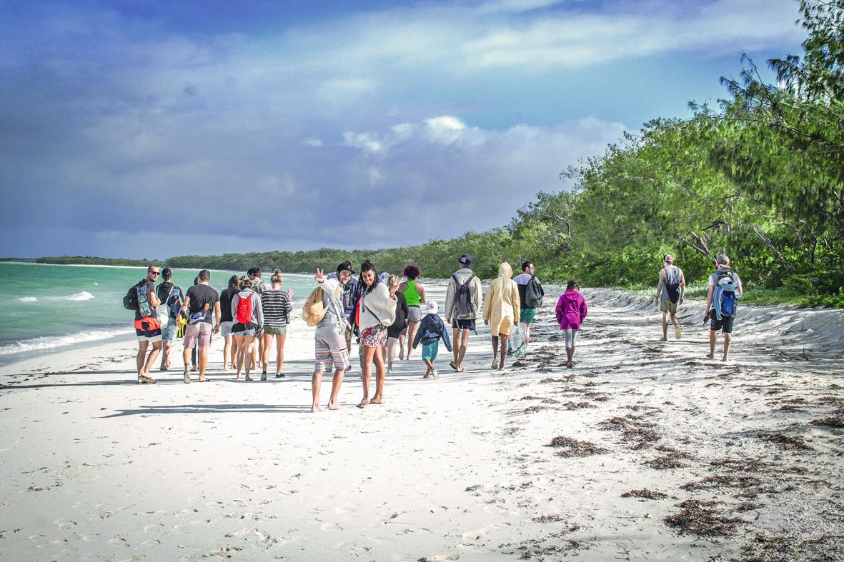 Départ pour la nurserie aux requins. Pendant la balade vers la pointe nord de l’île, le guide Antoine a sensibilisé le groupe à la montée des eaux ou encore aux plantes médicinales croisées sur le parcours.