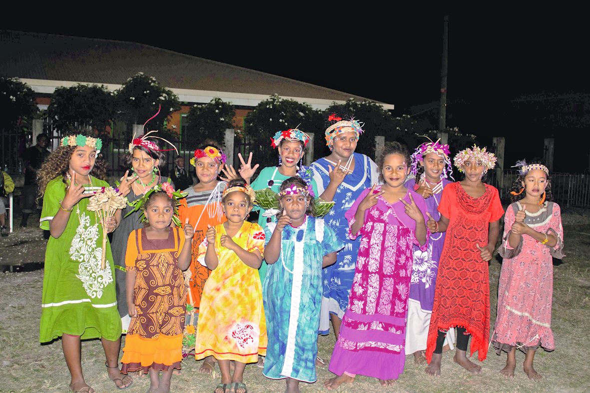 Les prétendantes à l’élection de Miss sirène du lagon. Toute la population a joué le jeu pour le plaisir des visiteurs.