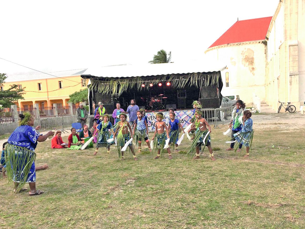 Parmi les animations, les enfants de Héo ont offert une danse traditionnelle. Profitant de la présence des plus jeunes, SOS Mangroves et le Cen les ont sensibilisés à l’intérêt de préserver la biodiversité d’Ouvéa.