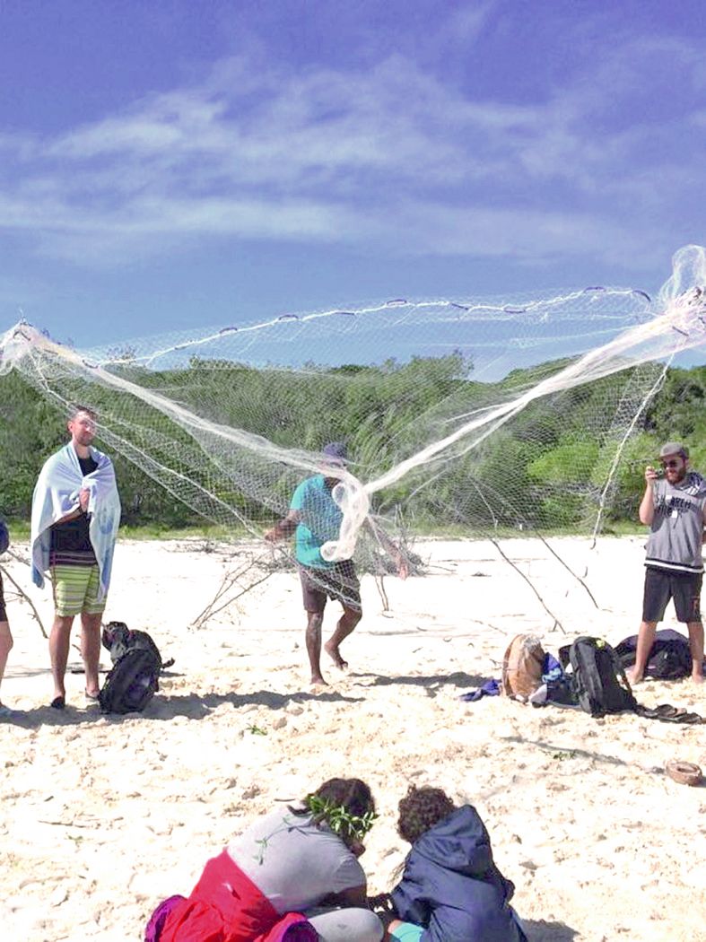 Initiation musclée à la pêche à l’épervier dont le lancer de filet demande une grande dextérité.