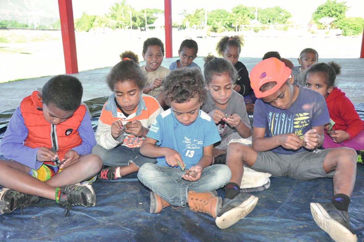 Sous la houlette de Jeanne, leur animatrice, les enfants se sont employés à fabriquer des bracelets avec des éléments de noix de coco, selon la pure tradition tribale.