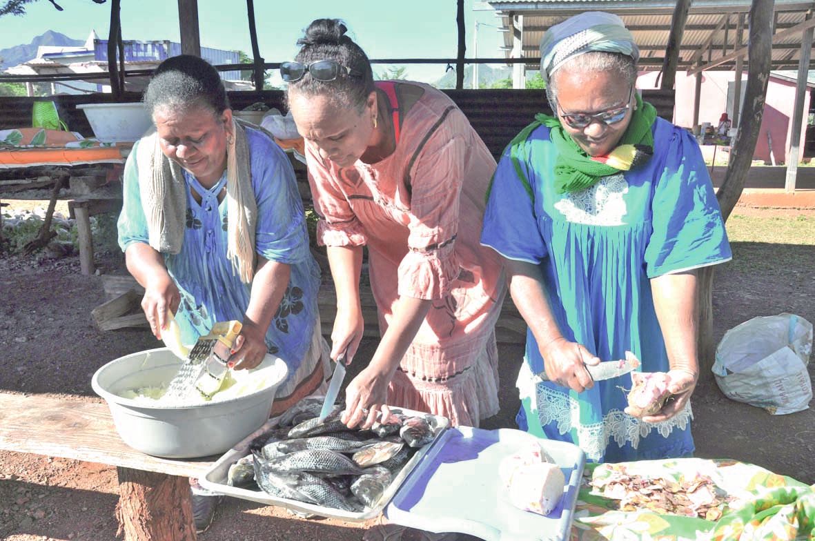 Les mamans  des associations Poxanu Ayu Kaamo et  Des jeunes Phamolony se sont affairées  à la préparation  des repas du centre  de vacances et de loisirs  et de la formation Bafa.