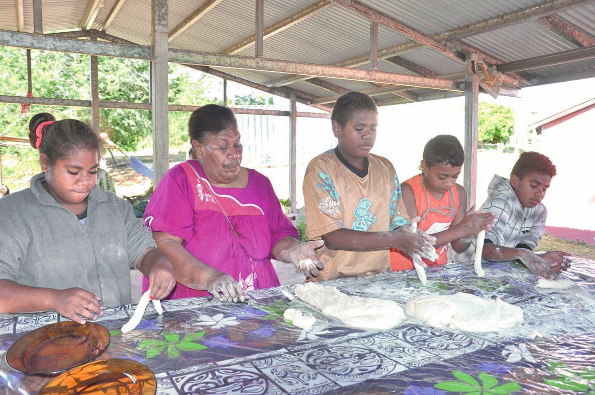 Les plus grands ont appris à faire, sous les conseils de Monique (sur la photo) et de Céline, des beignets en forme de “8??,  qu’ils ont pu ensuite déguster au goûter.