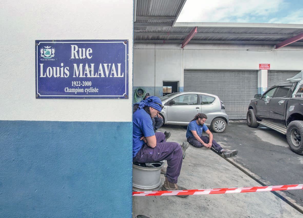 Les onze employés du garage Malaval étaient abattus, hier matin. Prostrés devant leur entreprise, ils risquent le chômage technique. Photo Julien Cinier