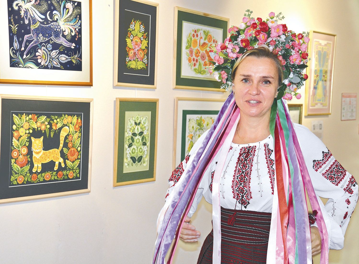 Nataliya Tretyachenko en costume traditionnel ukrainien pour clôturer l’exposition. Photos S.M.