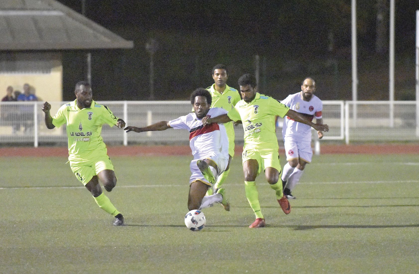 Kévin Némia (à droite, en jaune) a marqué d’un puissant tir en première période. Photo Cyril Terrien
