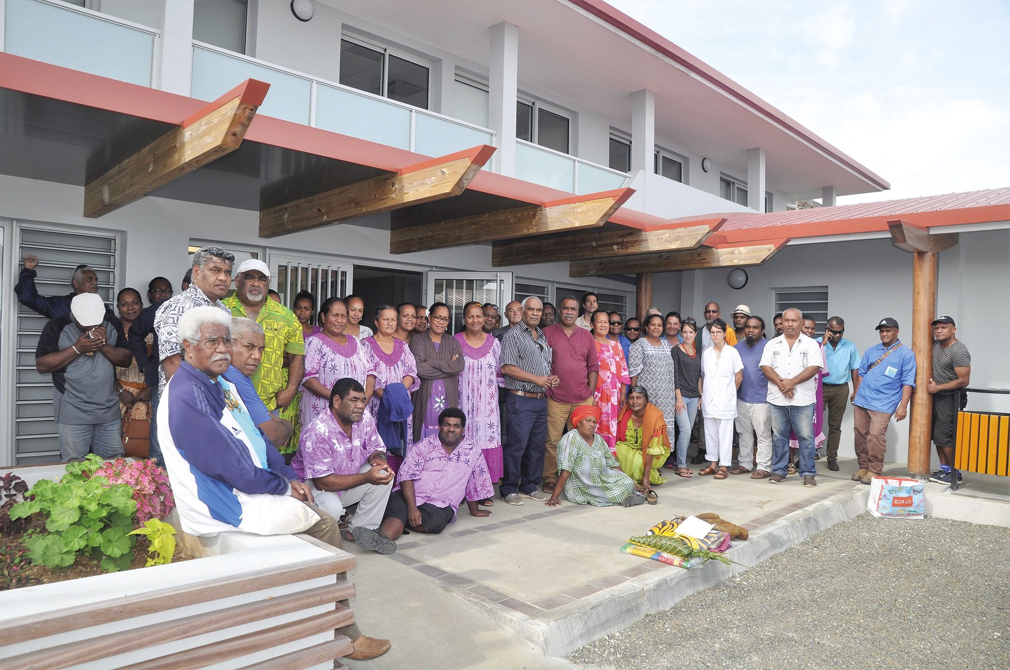 C’est ensemble que les agents et les élus communaux et provinciaux, accompagnés d’un représentant du gouvernement, ont souhaité effectuer leurs geste et message de soutien à la famille Yeiwene.