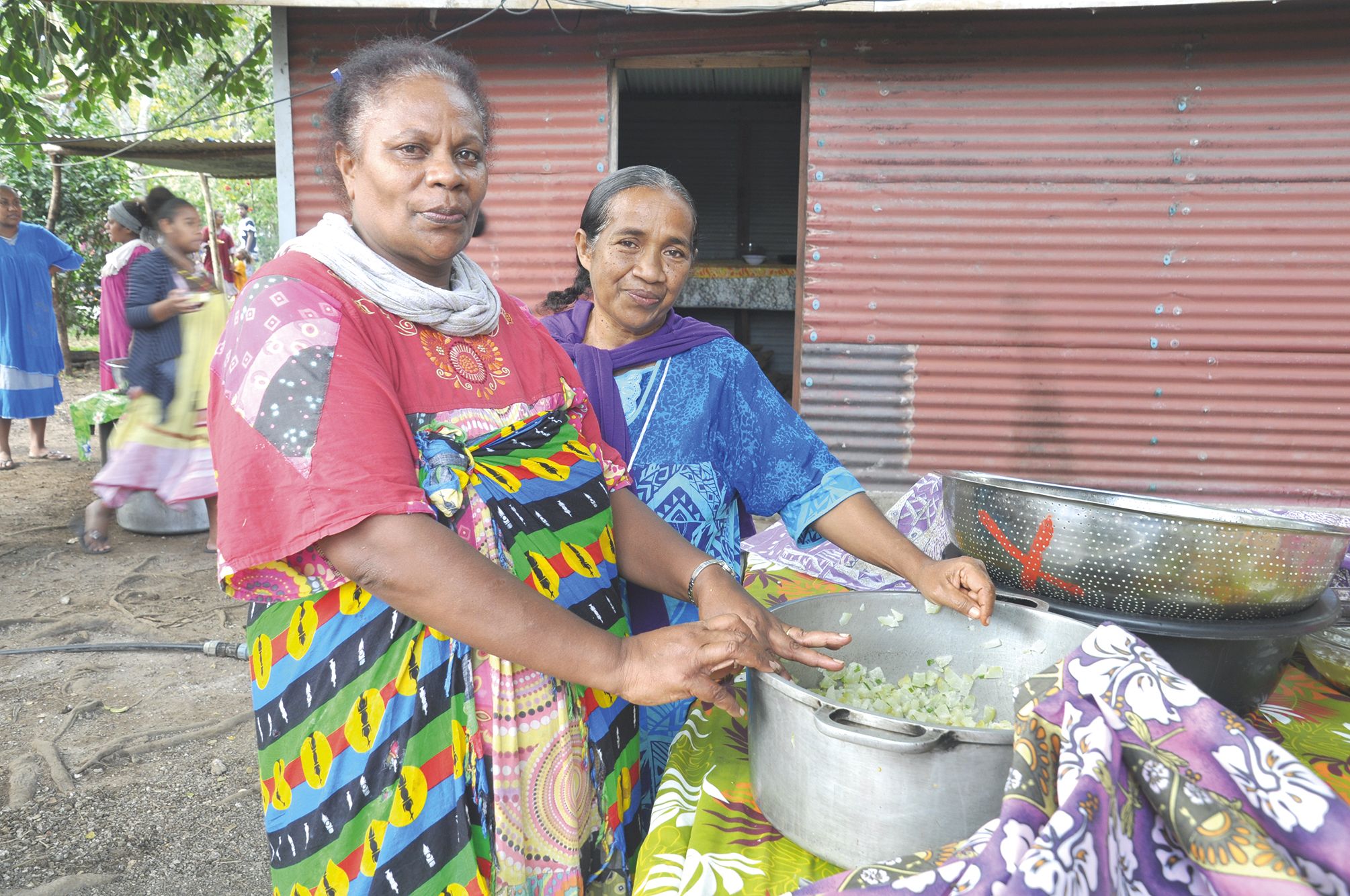Comme ces deux « mamans », les membres de la tribu se sont activés dès vendredi pour offrir le couvert, midi et soir, aux résidents venus témoigner de leur soutien.