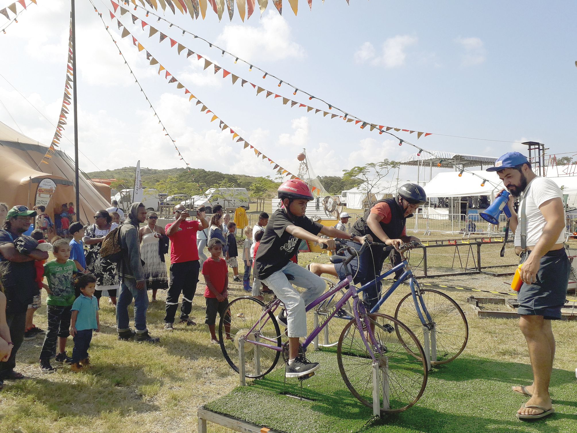 Les jeux forains du Chapitô ont eu du succès. Ouvertes durant une heure le matin et une autre l’après-midi, les différentes activités de la famille Wallas ont ravi petits et grands.
