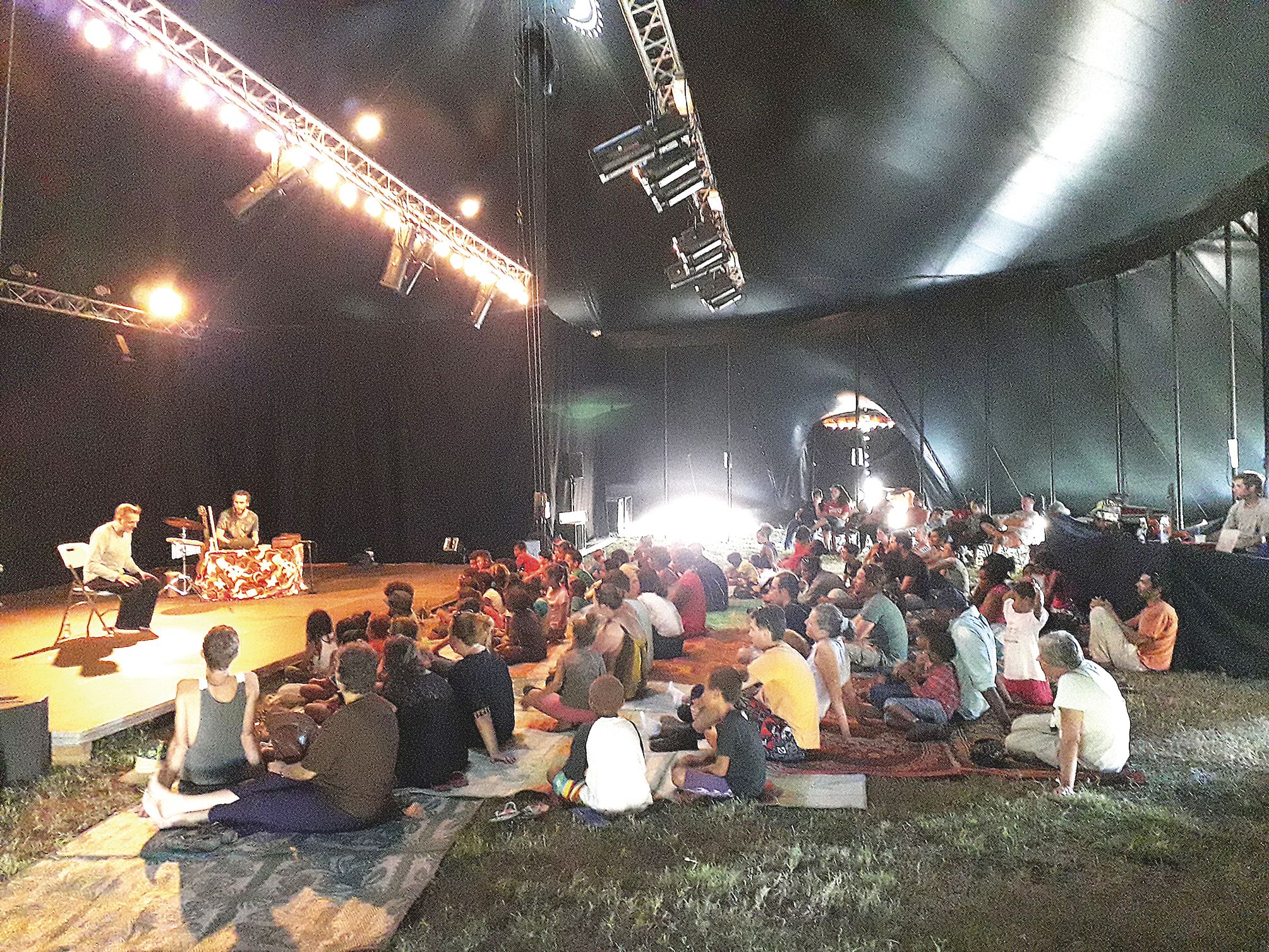 Sous le grand chapiteau, le spectacle « Petits pieds pour grands pas » a alterné chants et contes avec Sylvain Lorgnier et Erwan Botrel.