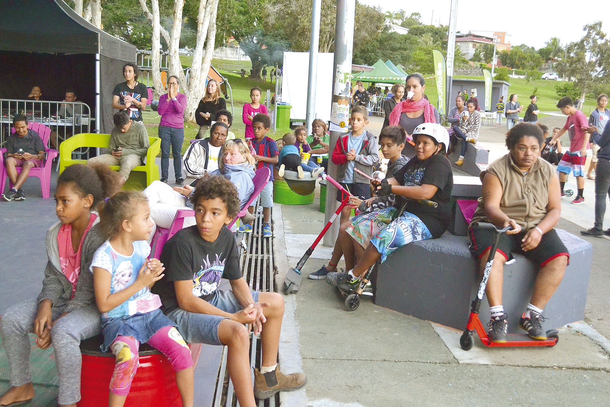 Entre deux figures, de nombreux riders du skatepark voisin ont profité du spectacle qui a commencé par une scène ouverte spécial karaoké.