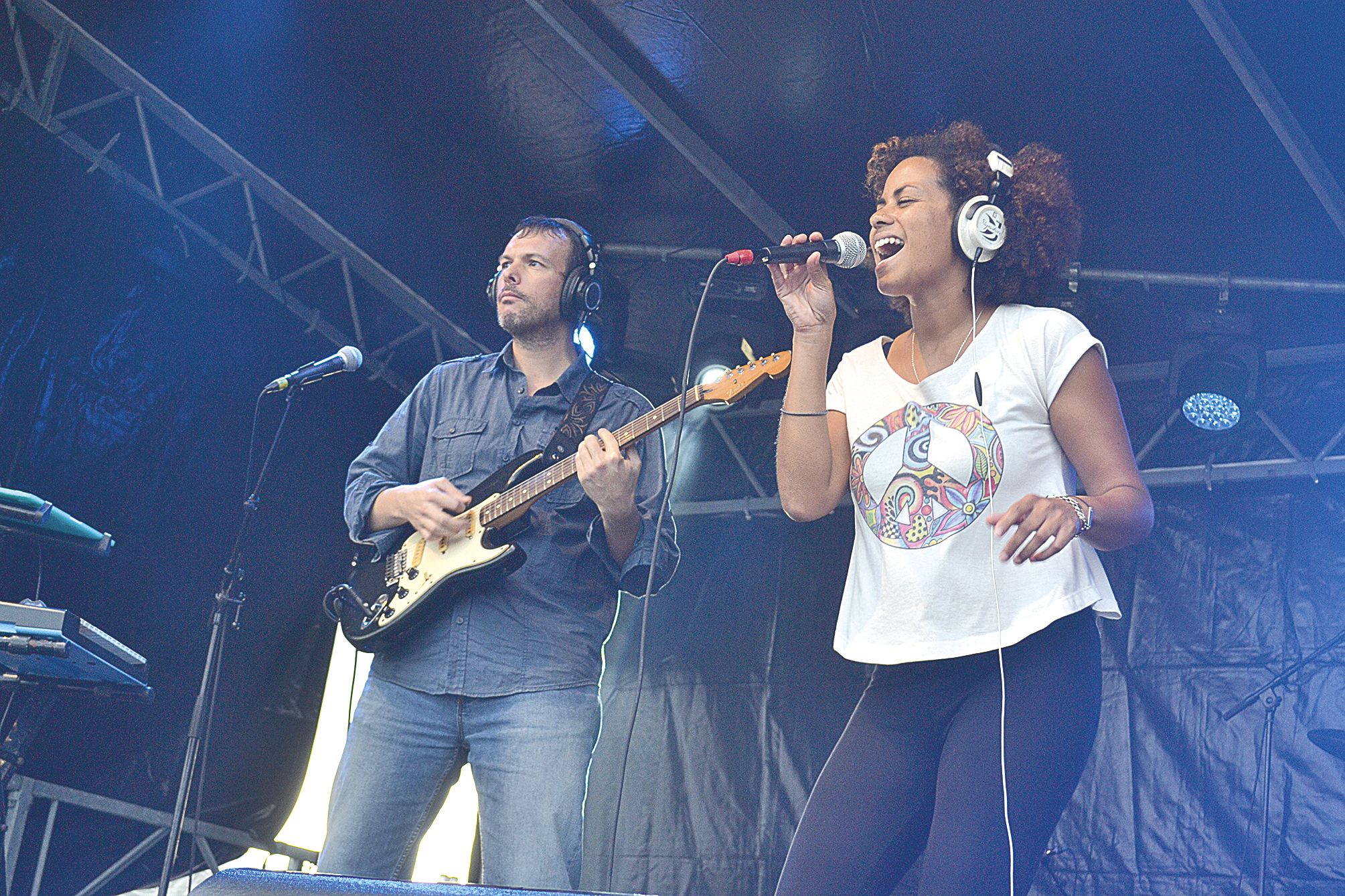 Sur le parvis de l’Arène du Sud, quinze groupes, essentiellement de Païta, se sont succédé de 13 heures à 22 heures. Invité d’honneur, le groupe In-Control, a apporté une touche électro à la fête.